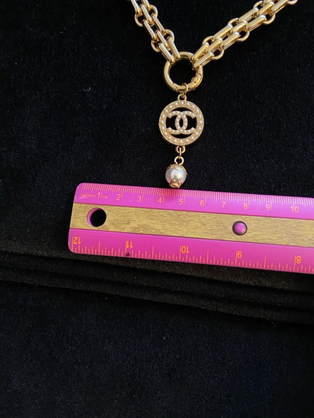 CHANEL Logo Medallion  Pearl Drop Charm And Gold Link Chain Necklace - Picture 10 of 12